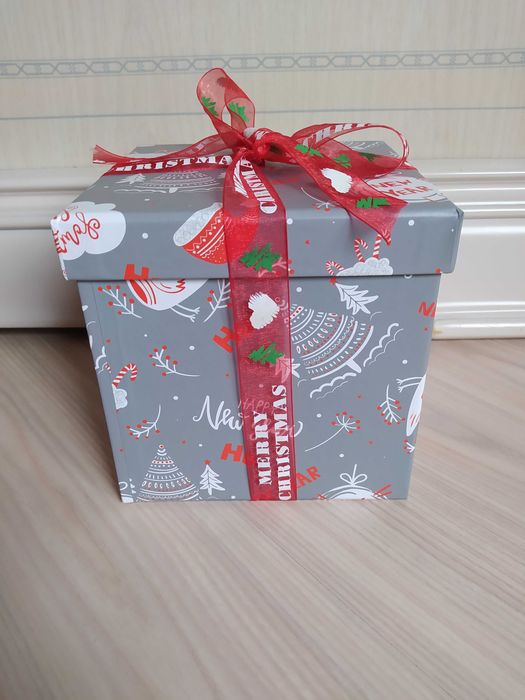 Новорічна подарункова коробка