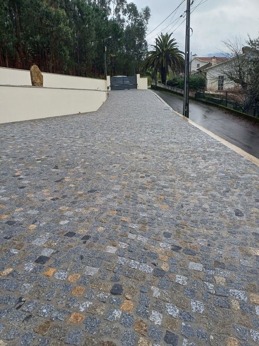 Calceteiros.                           Pavimentos em cubos de granito