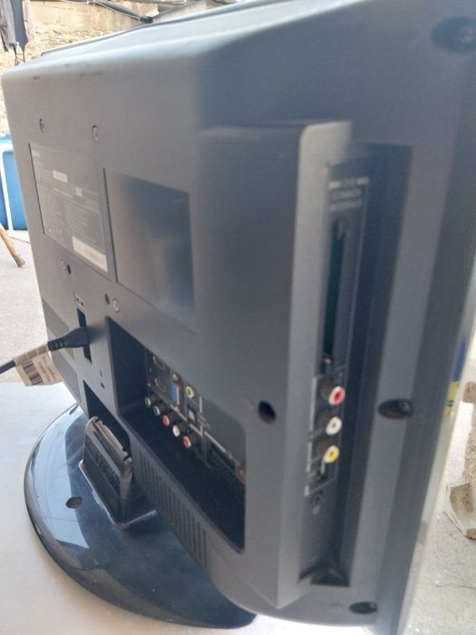 Tv lcd pequena impecavel