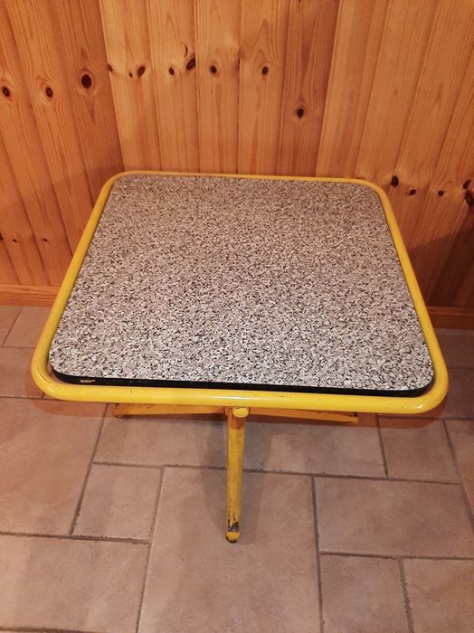 Mesa baixa amarela