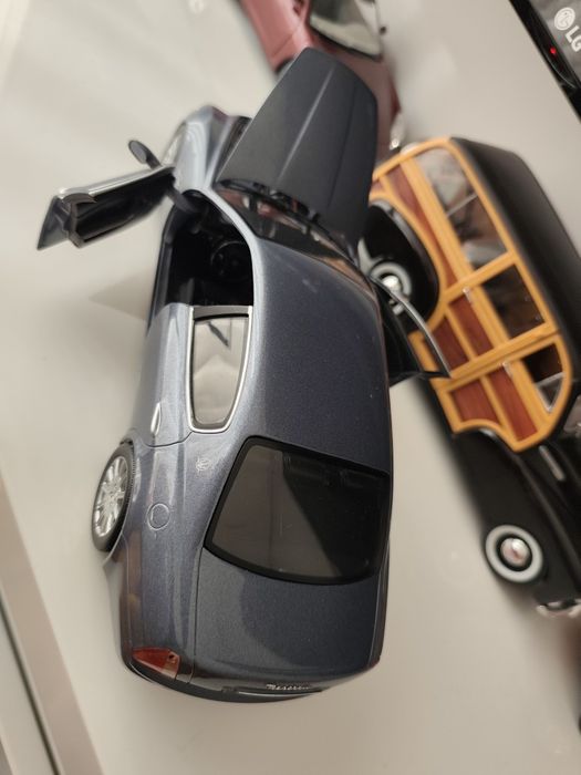 1/18 Maserati Quattroporte hot wheels carro coleção miniatura