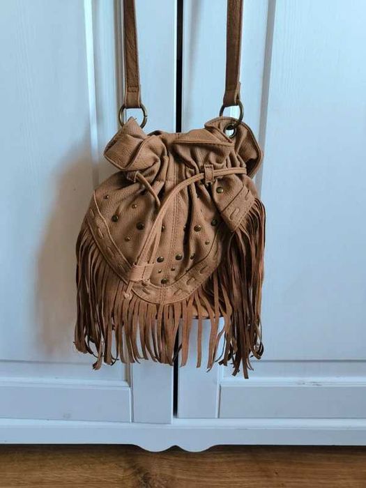 Torebka z frędzlami i ćwiekami w stylu boho jednokomorowa.