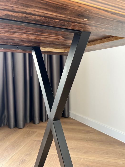 Стіл з металевим каркасом