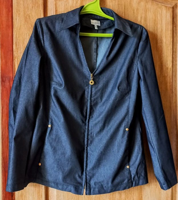 Жіночий приталений джинсовий піджак.
Має дуже гарну посадку та горловину. Можна носити без блузи, з бл