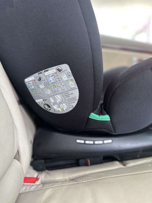 Дитяче автокрісло Lionelo IZZY I-SIZE BLACK CARBON