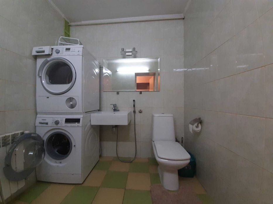 Киев. Дома 300 кв. Сауна. Джакузи. До 15 человек.