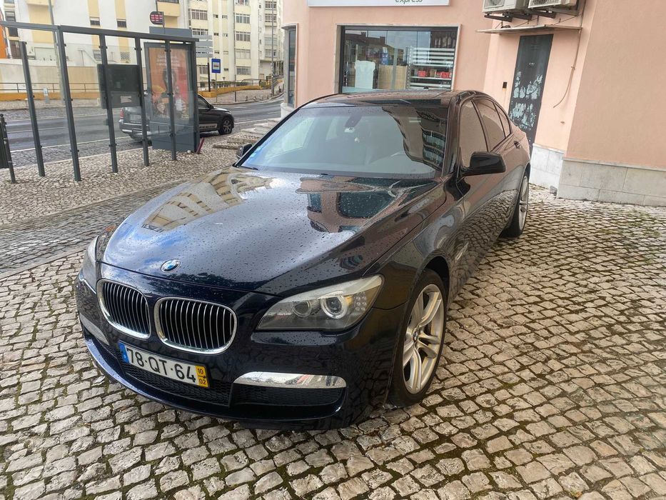 BMW 750I V8 Biturbo 4395 cc 407 cavalos, azul escuro