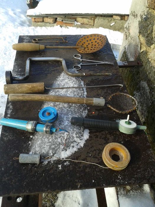 принадлежности для зимней рыбалки -бур , ящик , жерлицы и другое б-у