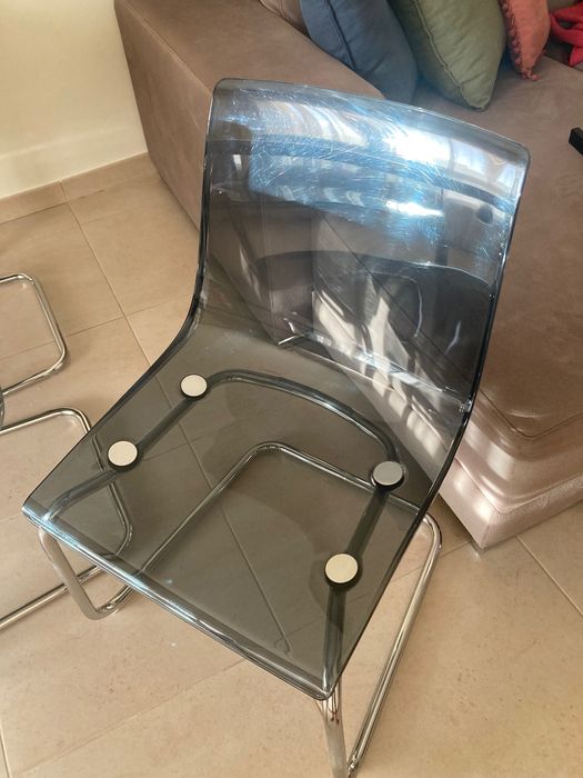 Mesa brancas e cadeiras em acrílico