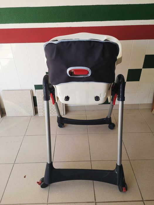 Cadeira de refeição da Pierre Cardin.