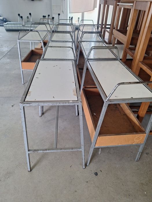 Bancas de  ferro com o tampo em madeira