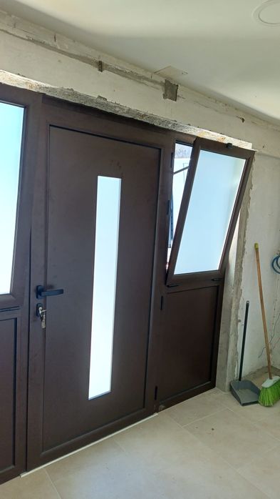 Porta alumínio com 2 janelas basculantes