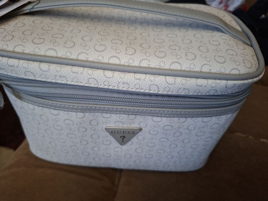 Kosmetyczka podróżna guess