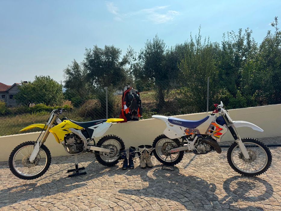 Duas motas de cross suzuki e yamaha