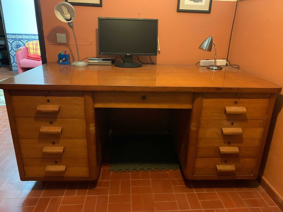 SECRETÁRIA ROBUSTA EM MADEIRA ENVERNIZADA COM 9 GAVETAS