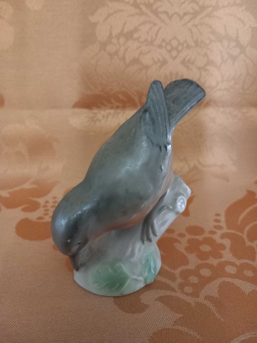 Pássaro em porcelana