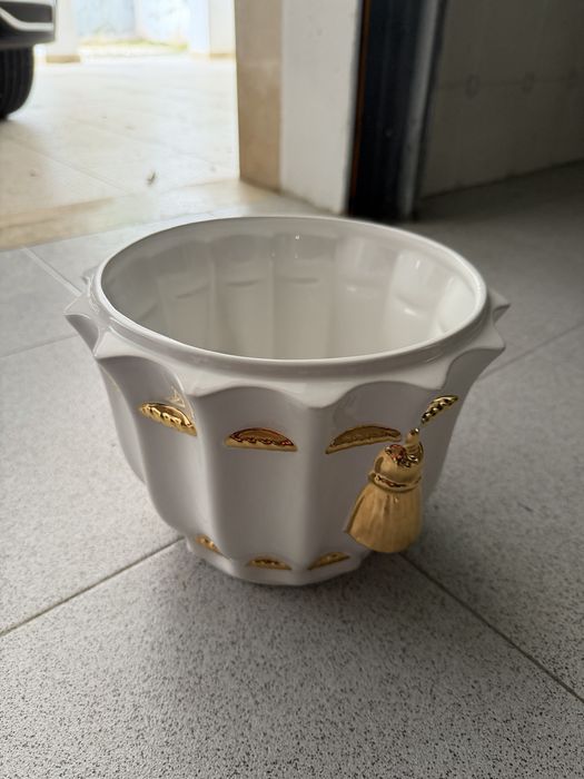 Vaso decorativo em cerâmica branca com detalhes dourados