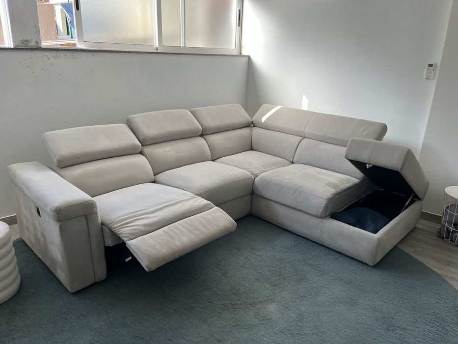 Sofá com parte elevatória e arrumação