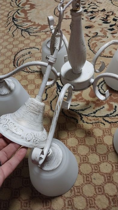 Продам Люстру білого кольору з золотими мазками.