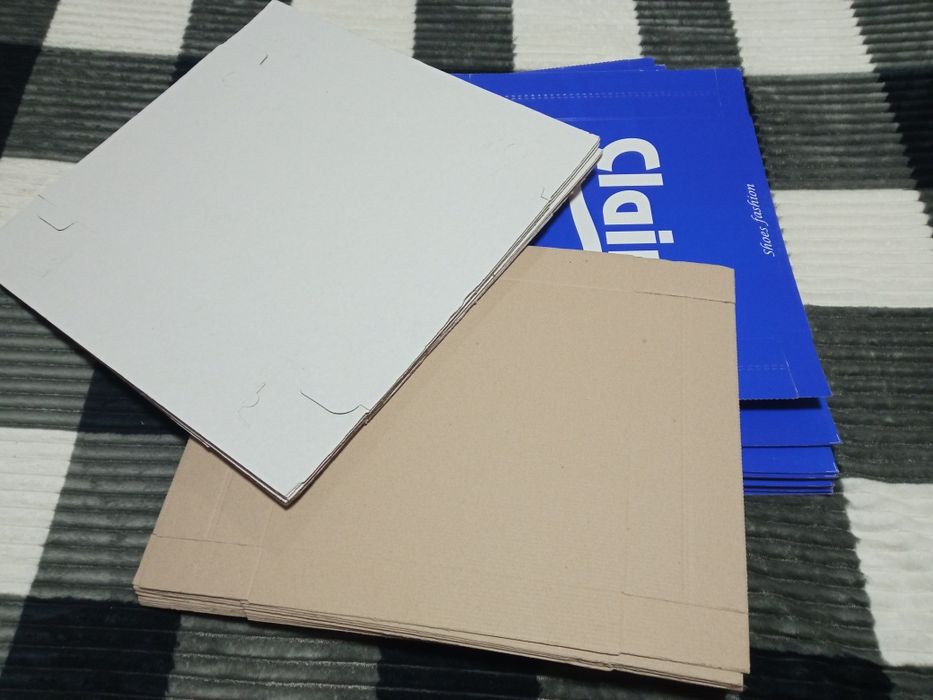 Картонні коробки 24 шт ( білі та сині.)