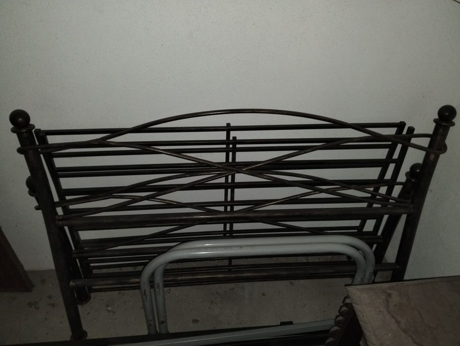 Cama metálica Queen size 150x200, já desmontada, fácil de montar .