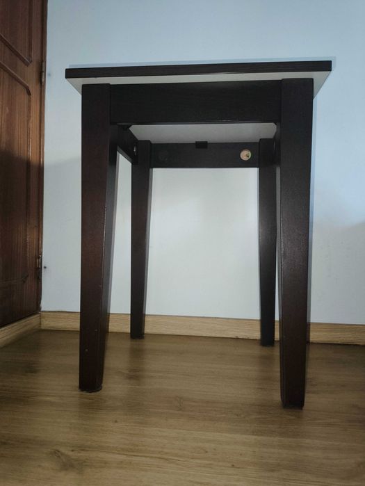 2 mesas quadradas 60x60 15 euros cada