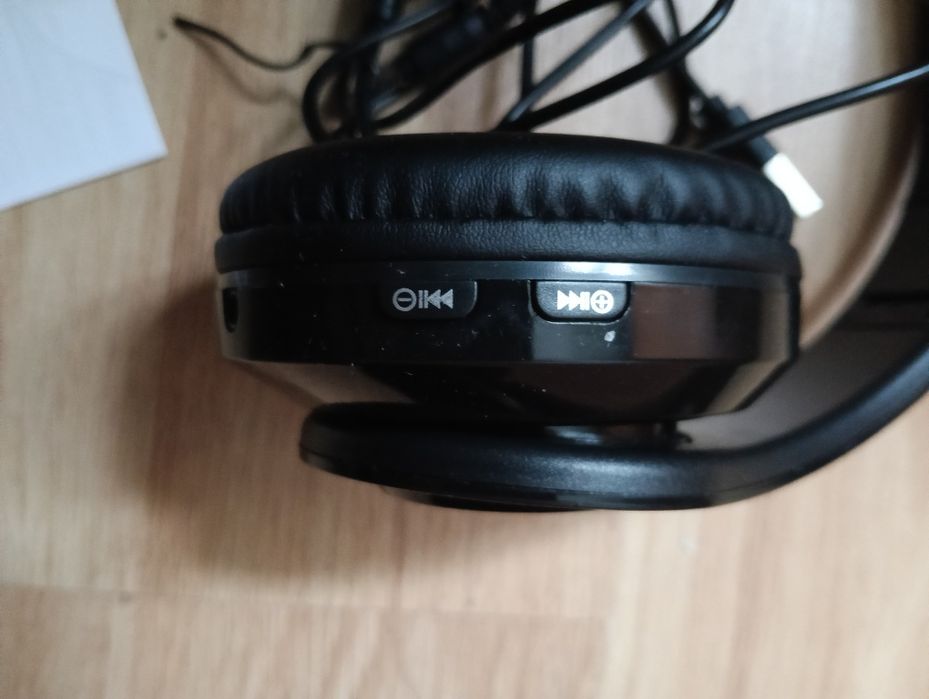 Навушники B39 (V39) - це бюджетна бездротова модель з LED-підсвічуванн