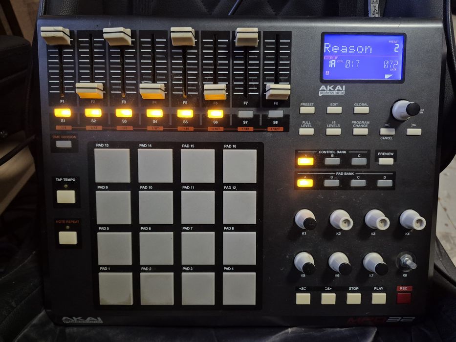 Akai MPD 32 (гарний стан)