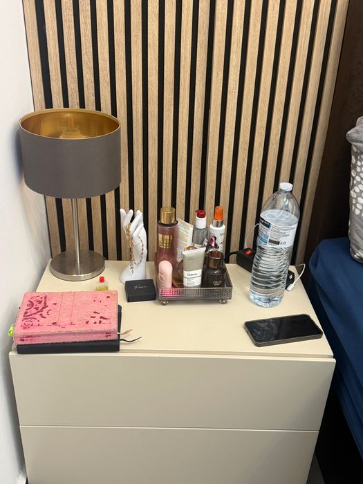 Mesa de cabeceira e comoda