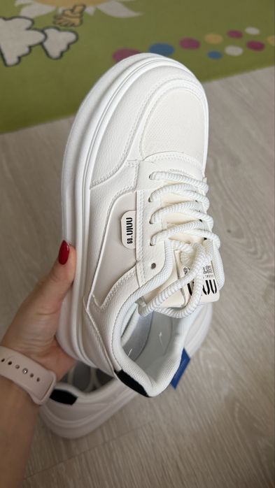 кросівки білі жіночі