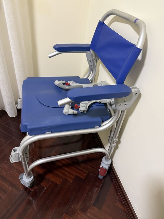 Cadeira de Banho Articulada Alumínio Usada - Apoio Pé /Braços