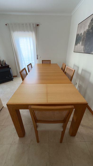 Mesa de jantar em madeira + 6 cadeiras