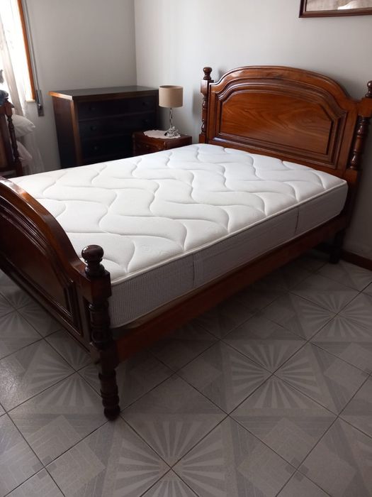 Cama de casal em Madeira