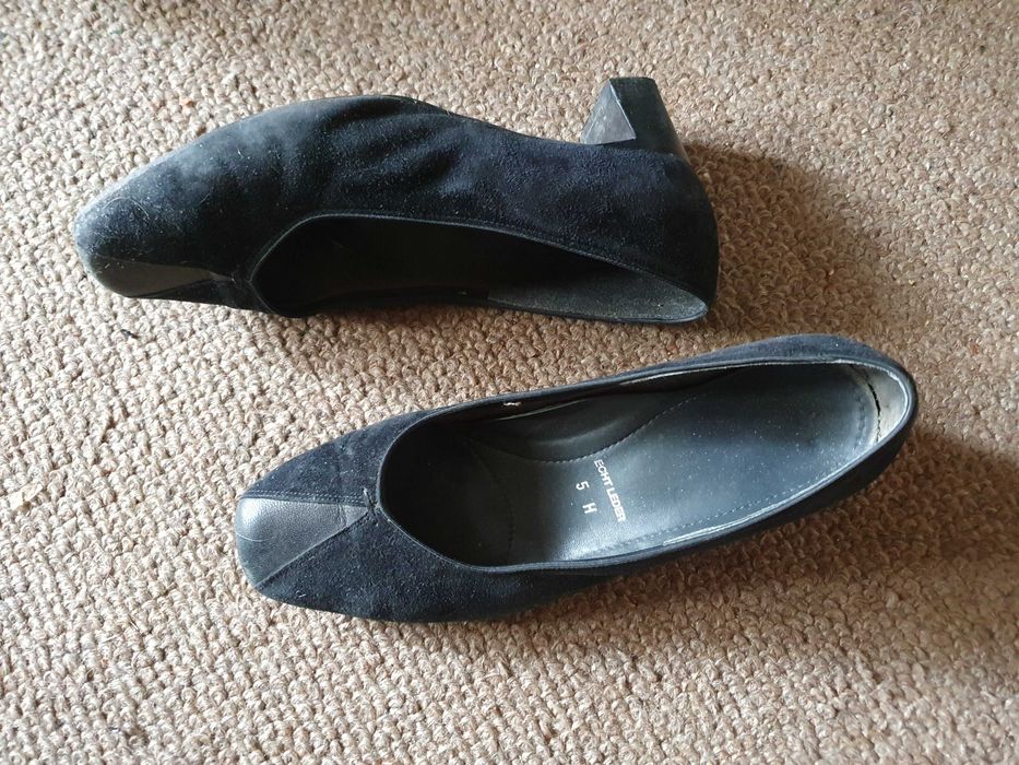 Czarne buty na słupkach