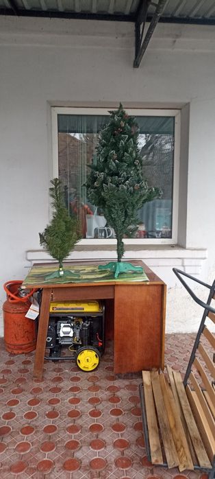 Продам ёлочки. Маленькая 400, Большая как 700. Искусственные,