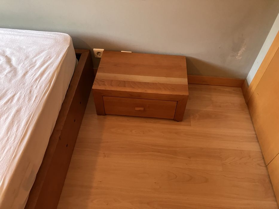 Cama madeira maciça tipo japonesa com colchao e mesa de cabeceira