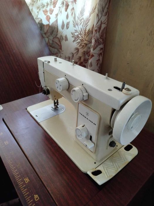 Швейна машинка Чайка 142 М Тумбочка