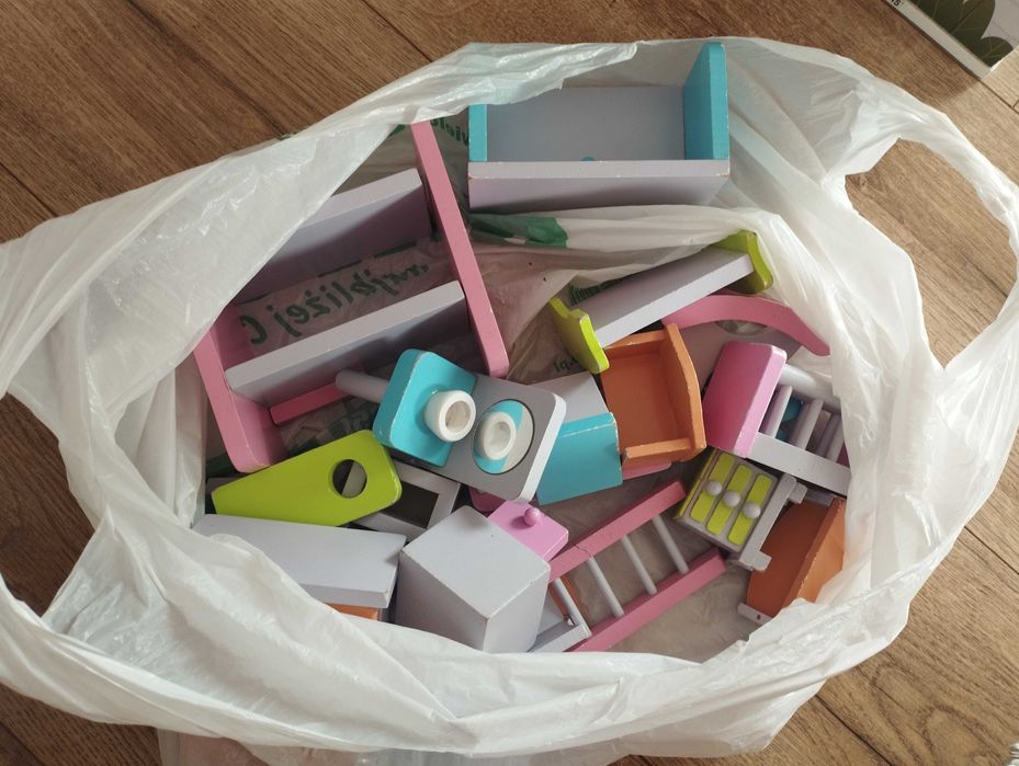 Drewniany domek dla lalek