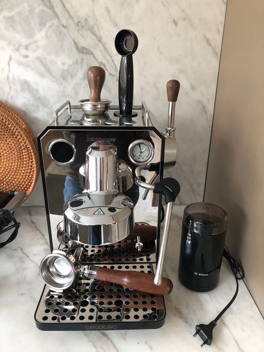Máquina de café e moinho.