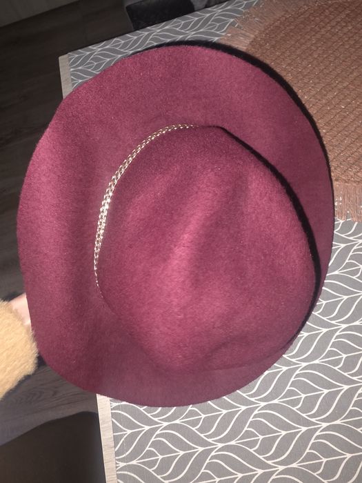 Bordowy kapelusz