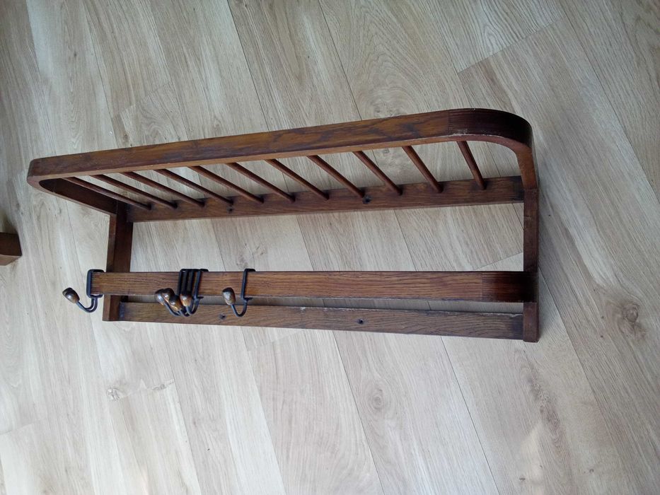 Stary drewniany wieszak ścienny na ubrania. Art deco.