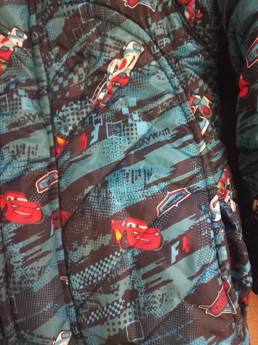 Зимова курточка на хлопчика прінт тачкі