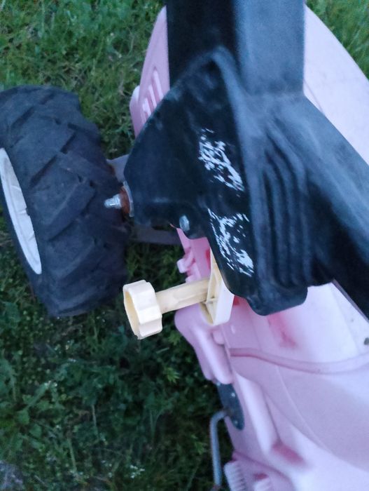 Sprzedam traktor na pedały Massey Ferguson.