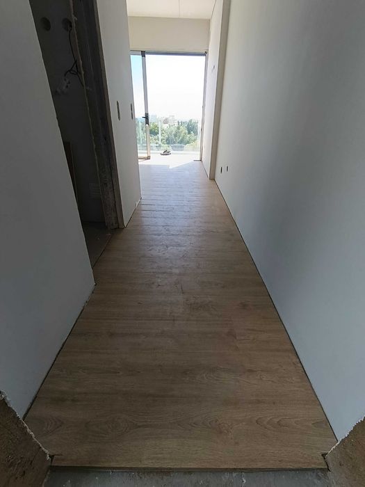 Colocação de chão flutuante e de vinil