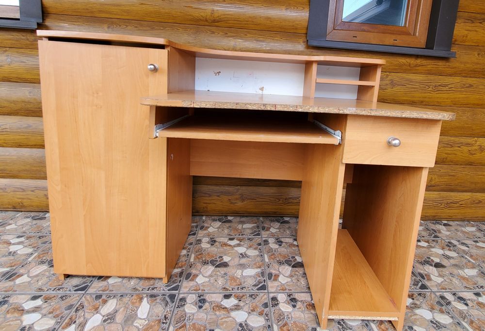 Робочий комп'ютерний  стіл