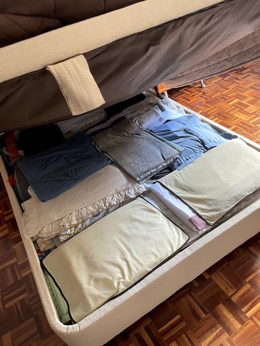 Cama Sommier com muita arrumação/Colchão/ 2 Mesas de Cabeceira