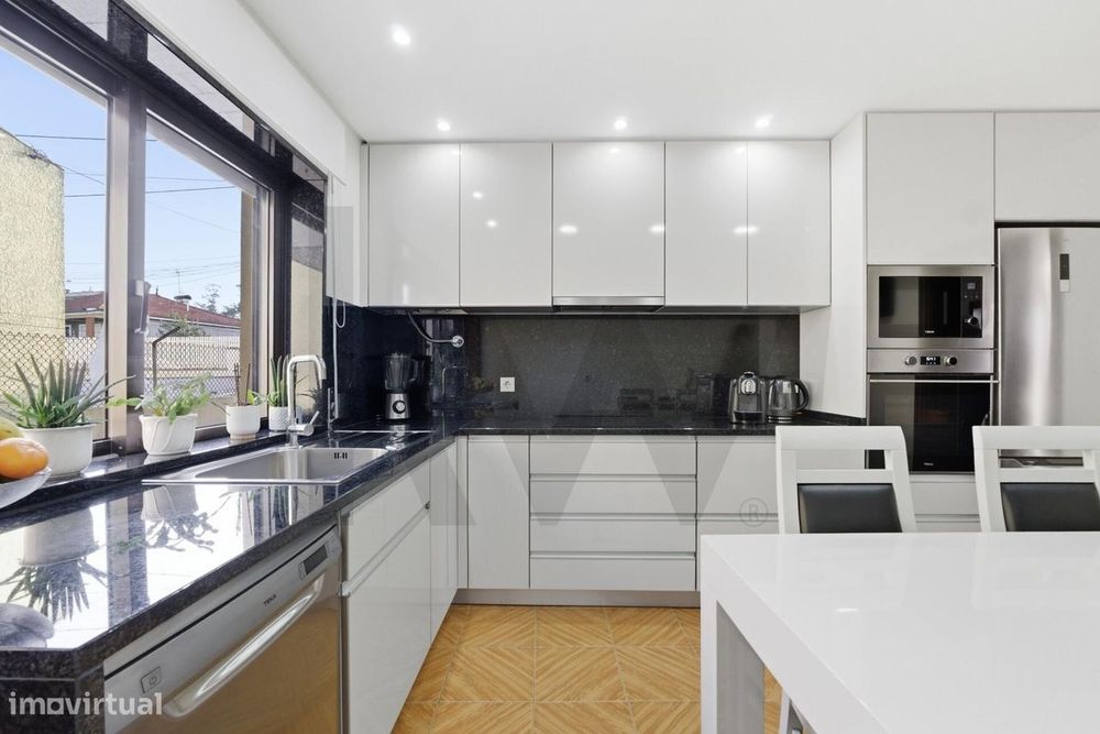 Moradia T3 em Paços de Brandão com Jardim, Terraço, Garagem e Vista pa