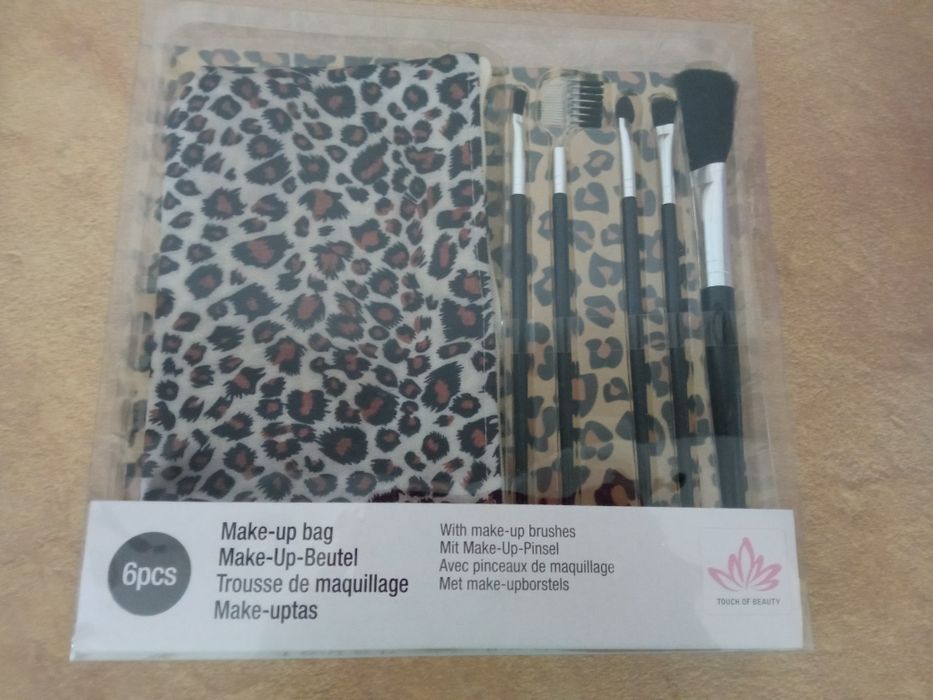 Zestaw do makijażu z kosmetyczką nowy