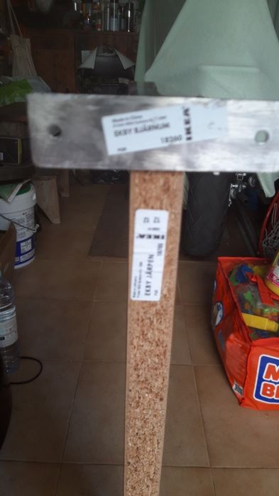 Duas parteleiras IKEA como novas