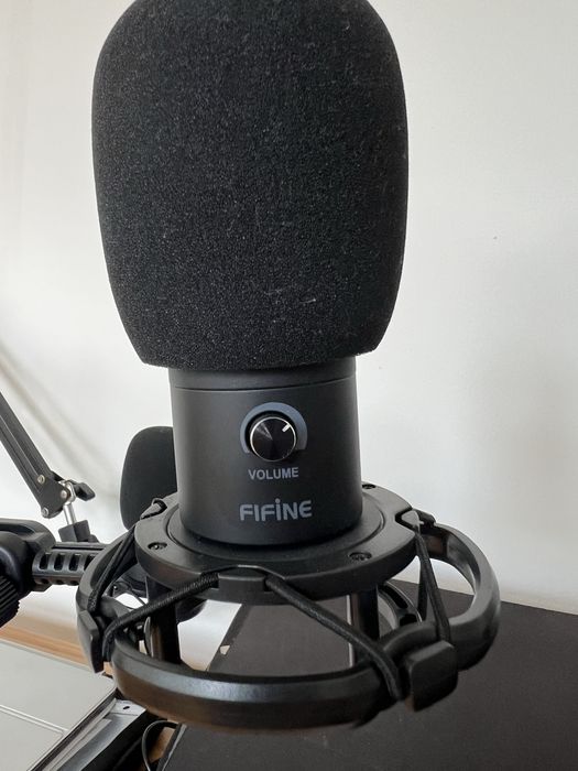 Microfone de mesa com braço articulado